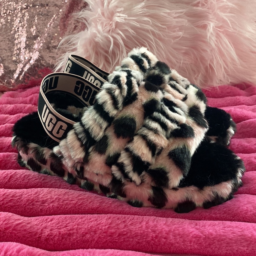 🖤 UGG fluff yeah sandals size 7🖤